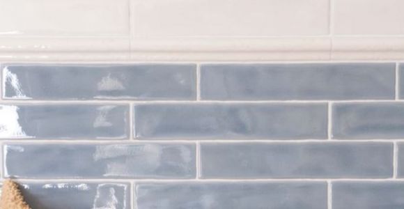 Blaue und weiße Fliesen der Serie Amadis Brick Crackle 5 x 25 cm