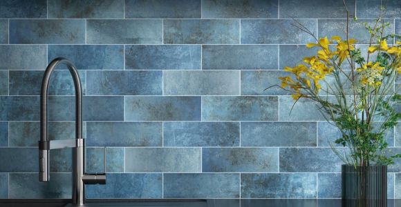 Wandfliesen der Serie Cevica Amazon (Verlegebeispiel in einer Küche, Farbe: Blau)