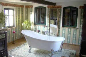 Badezimmer mit Zementfliesen - eine Wellnessoase zum Verweilen